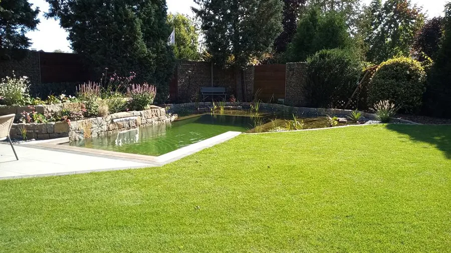 Garten mit einem Schwimmteich - Thomas Echterhoff Garten- und Landschaftsbau